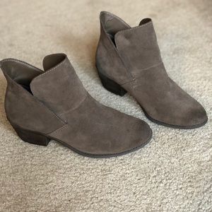 Me Too Suede Brown Booties like new Sz 8